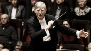 Herbert Blomstedt dirigerer DR Symfoniorkesteret til prisuddelingskoncerten. Screendump fra DR.