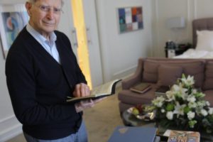 Herbert Blomstedt med et orkesterpartitur i lille format. Det er praktisk, da han gerne studerer dem, mens han går tur i naturen.